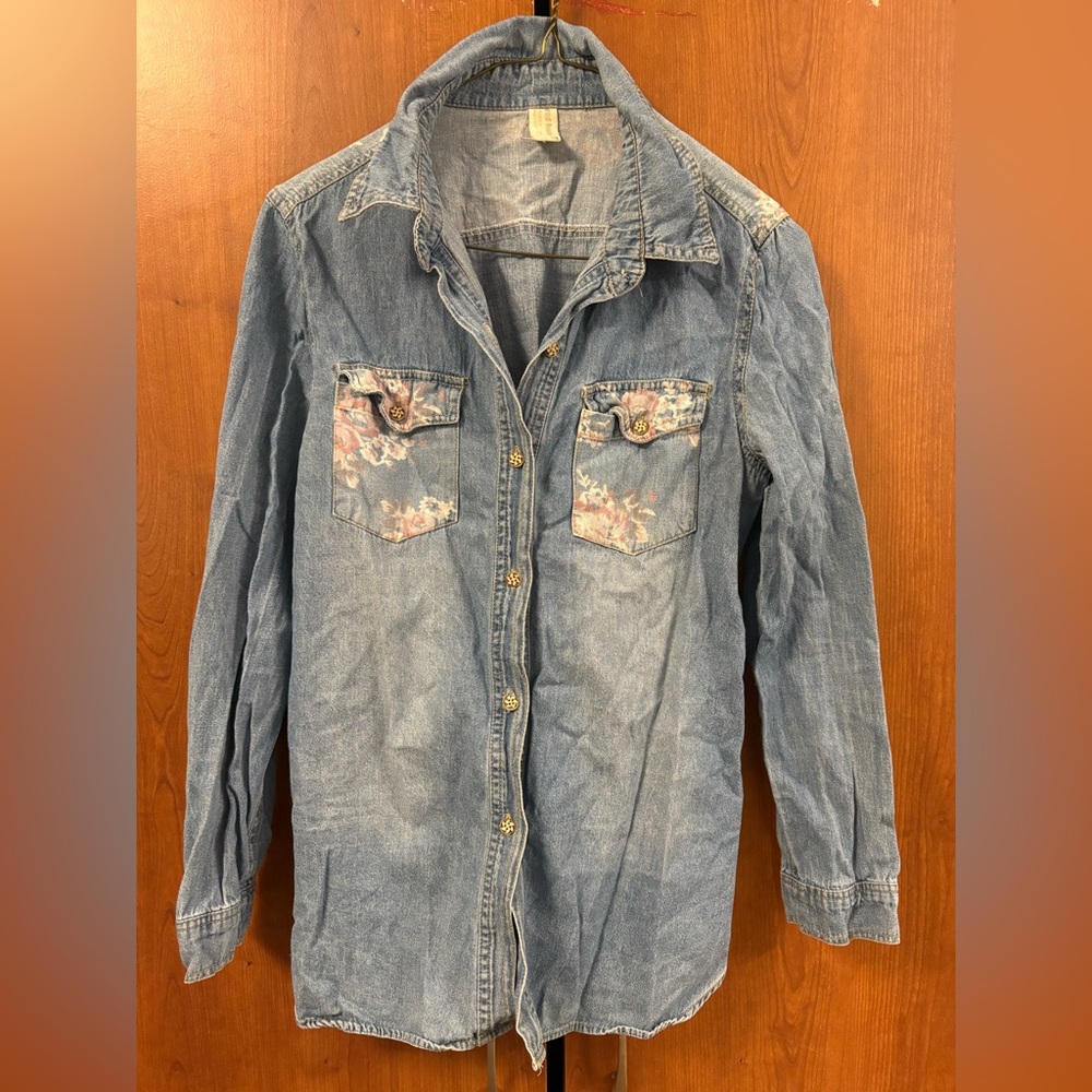 Floral Accent Denim Shirt – Button Front – Size M